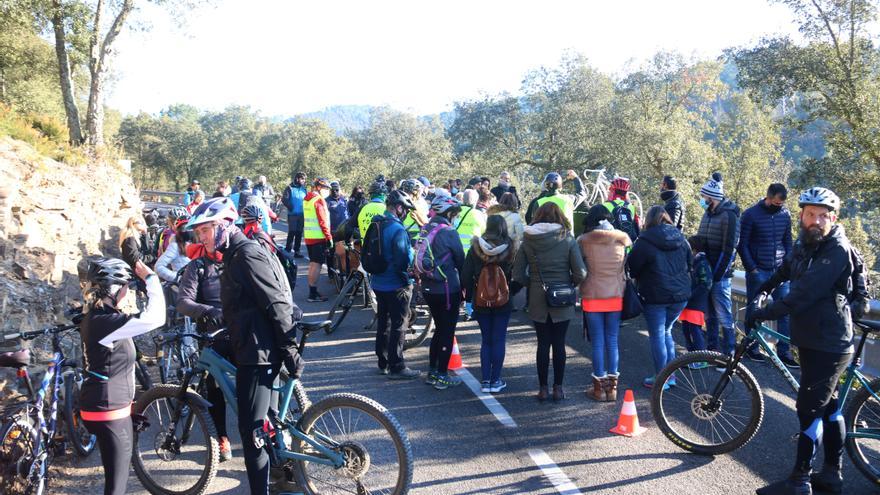 Desenes de ciclistes tallen la carretera dels Àngels a Quart per reclamar &quot;prou impunitat&quot; i més respecte per les bicis