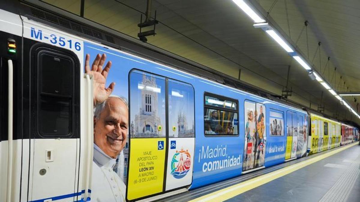 Imagen de un metro de Madrid con motivo de la visita del Papa.