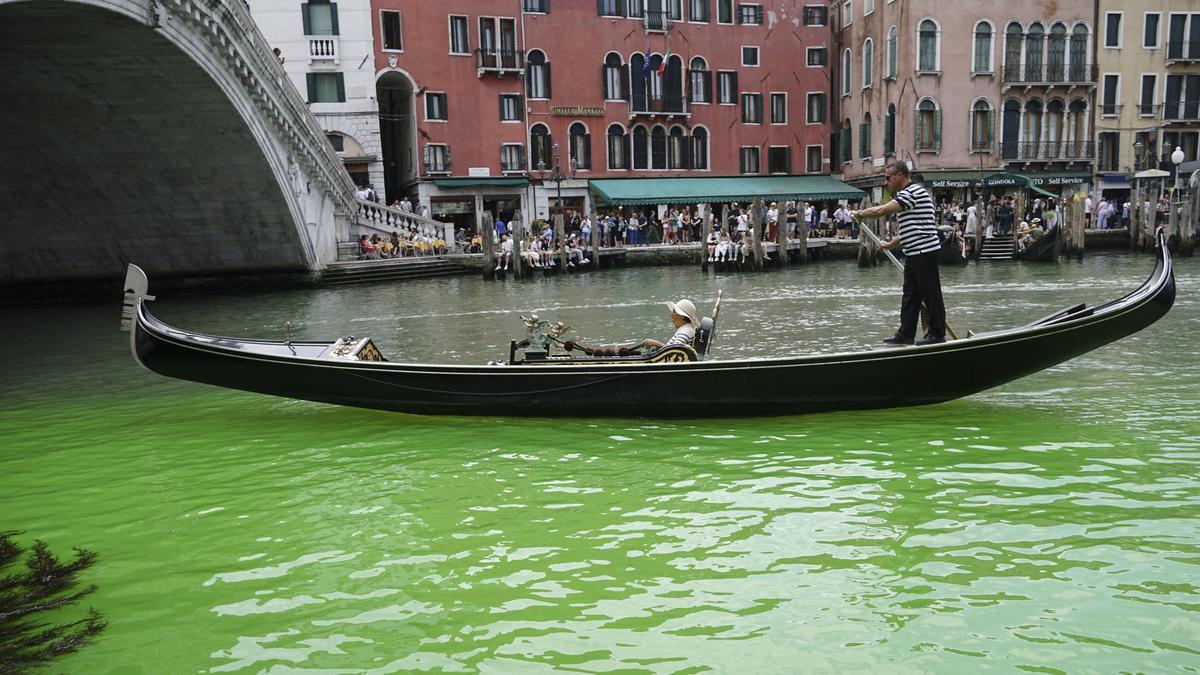 Alerta en Venecia: el agua del Gran Canal se tiñe de verde