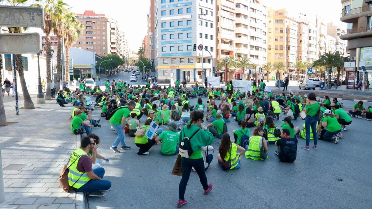 Manifestación de docentes en la avenida de Salamanca de Alicante.