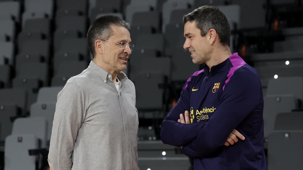 Pedro Martínez saluda al extaronja Rafa Martínez, miembro del staff del FC Barcelona.