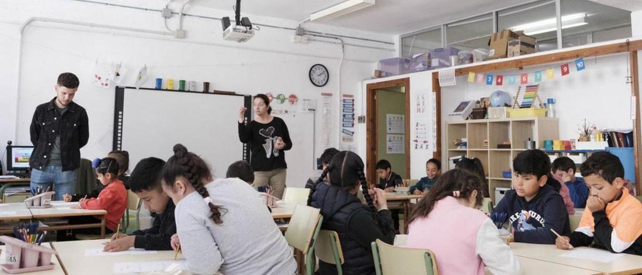 Una profesora da clase en un colegio de Palma.