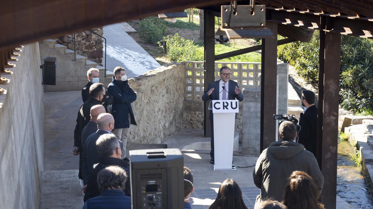 El presidente de la Diputación señala la intención de fomentar el uso de la cerámica.