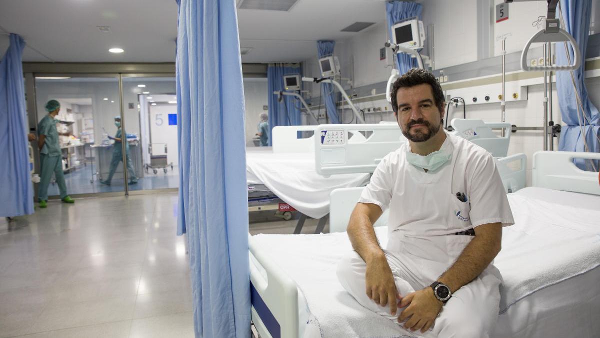 El doctor Esteve López, a l&#039;àrea de Reanimació de l&#039;Hospital de Figueres.