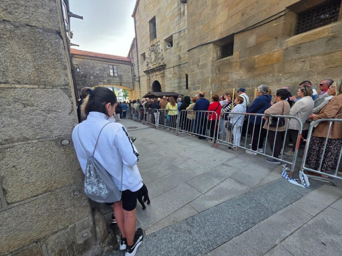 Fieles esperando para acceder a la iglesia, a las nueve y media de la mañana.