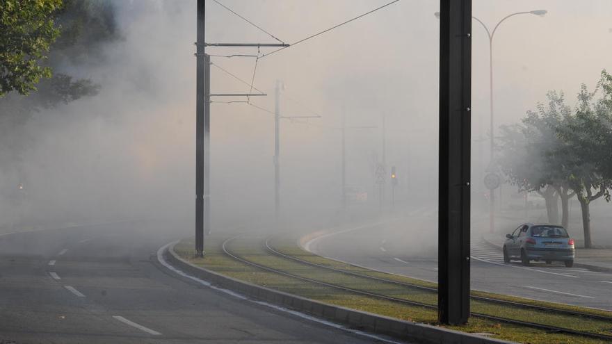 La nube de humo dificulta el tráfico a los vehículos.