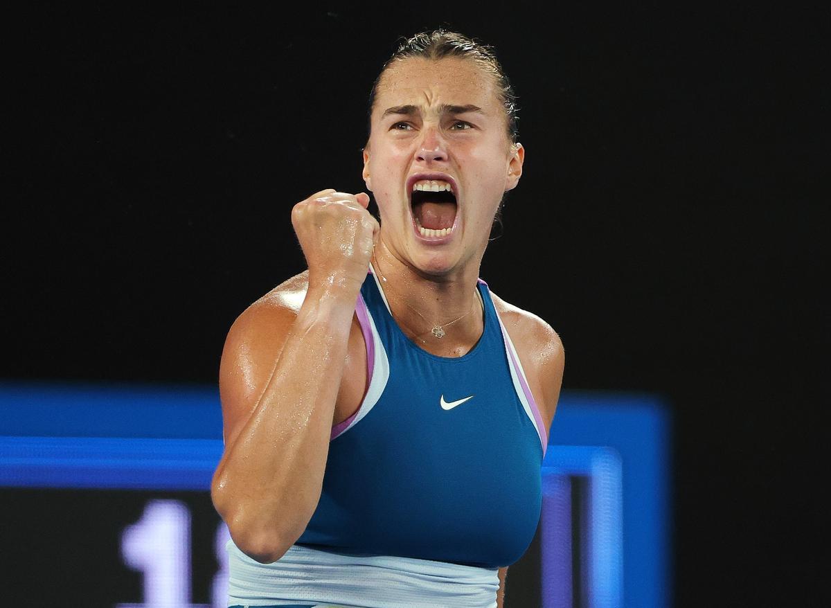-FOTODELDIA- Melbourne (Australia), 27/01/2023.- La bielorrusa Aryna Sabalenka celebra un punto ante la kazaja Elena Rybakina durante la final femenina del Abierto de Australia disputada en Melbourne, este sábadoEFE/ Fazry Ismail PROHIBIDO SU USO EN AUSTRALIA Y NUEVA ZELANDA