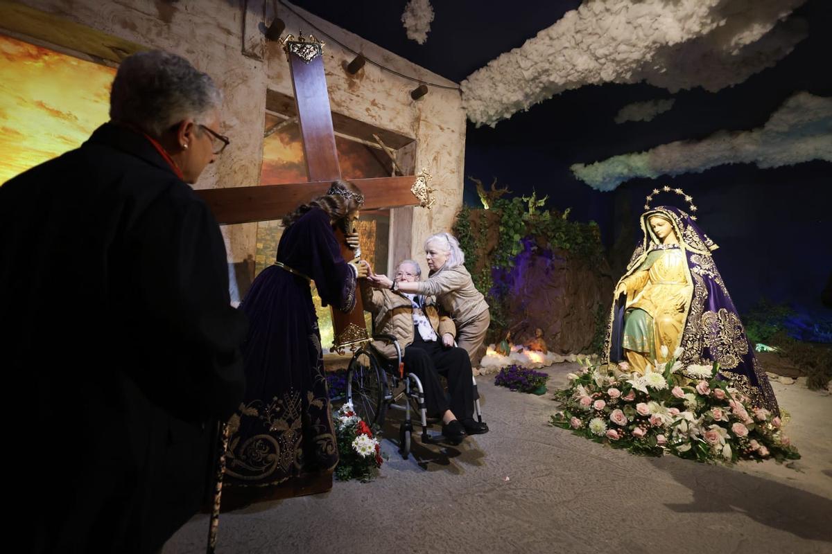 Mujeres visitan el dosel del Nazareno de Alzira.