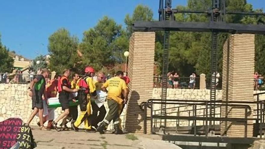 Los bomberos trasladan el cuerpo tras recuperarlo del agua en Antella.