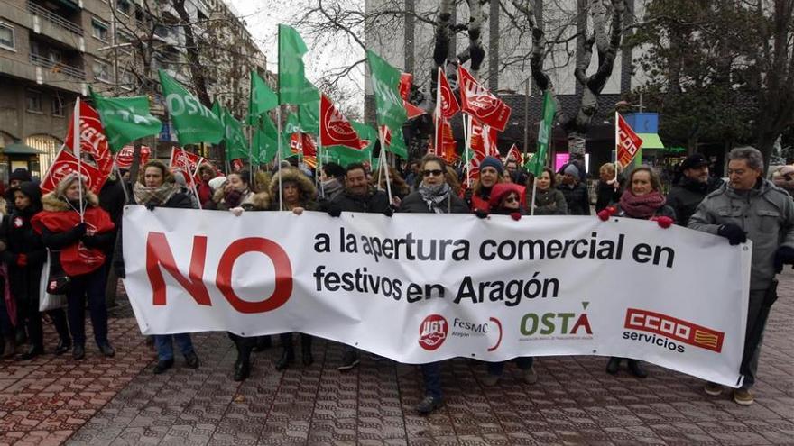 Un centenar de manifestantes marchan contra la apertura en festivos