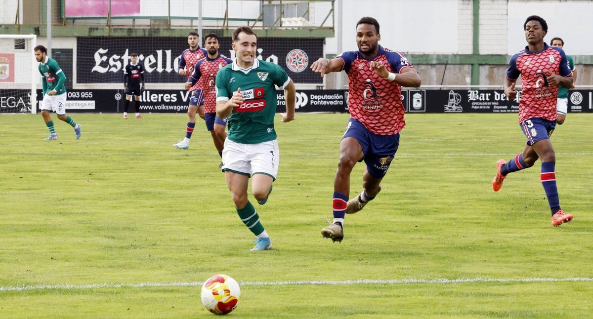 Mateo, del Coruxo, persigue el balón durante un partido en el camp de O Vao. |  Marta G. Brea