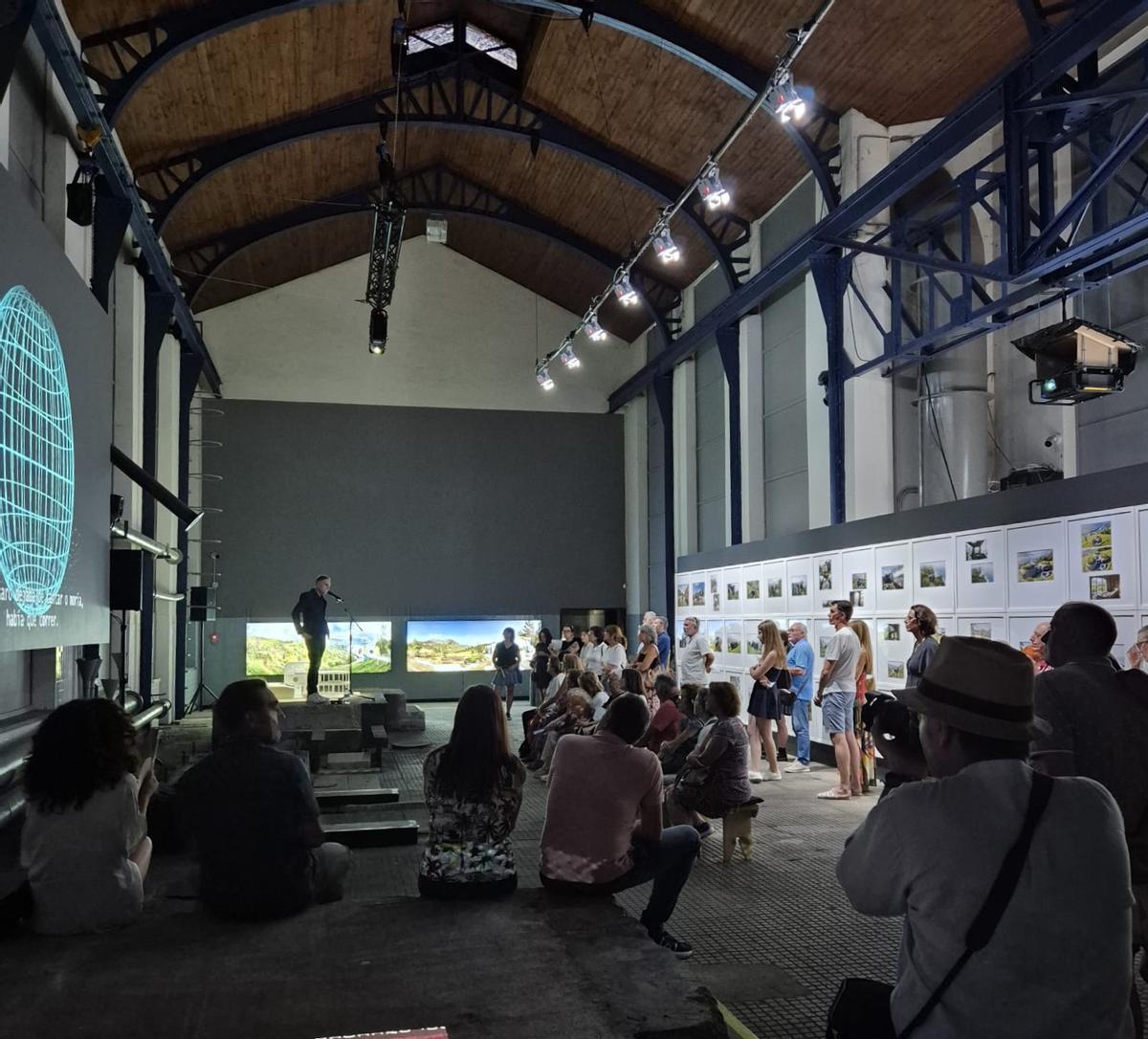 Dionisio González explicando su obra en la exposición "La Revuelta y la Nieve".