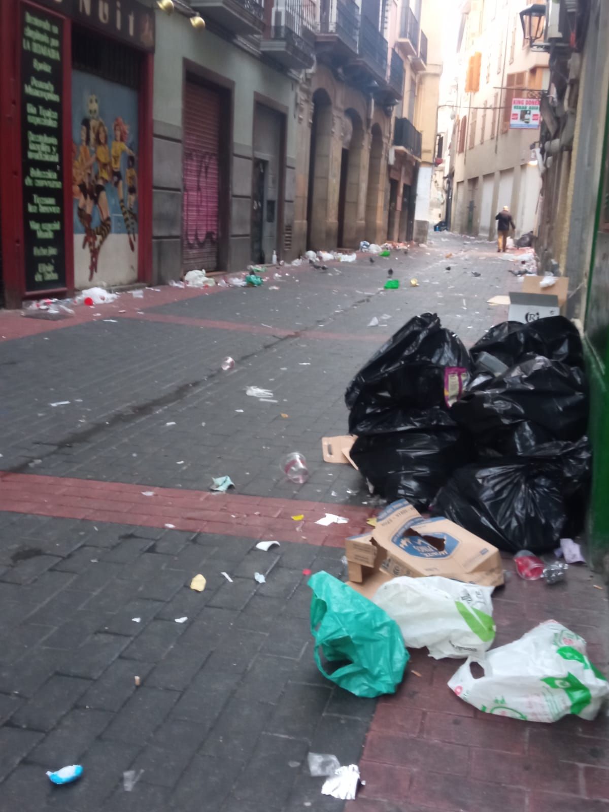 Los botellones del domingo de las fiestas del Pilar dejan restos en la plaza de la Justicia y la calle El Temple