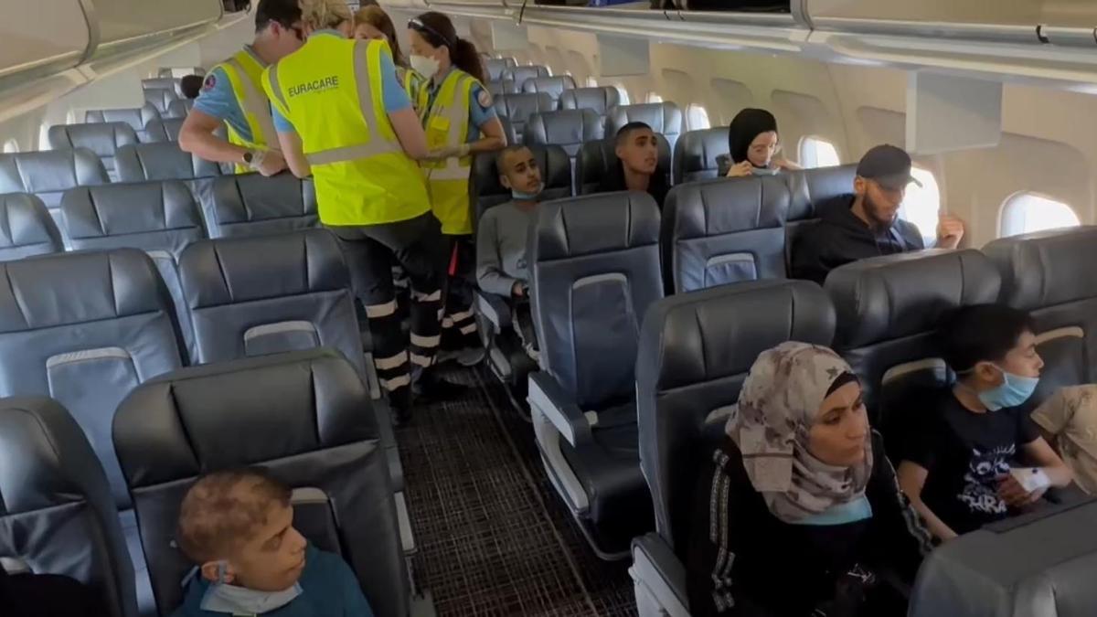 Los 13 menores con cáncer y sus familiares evacuados de Gaza ya están en Zaragoza