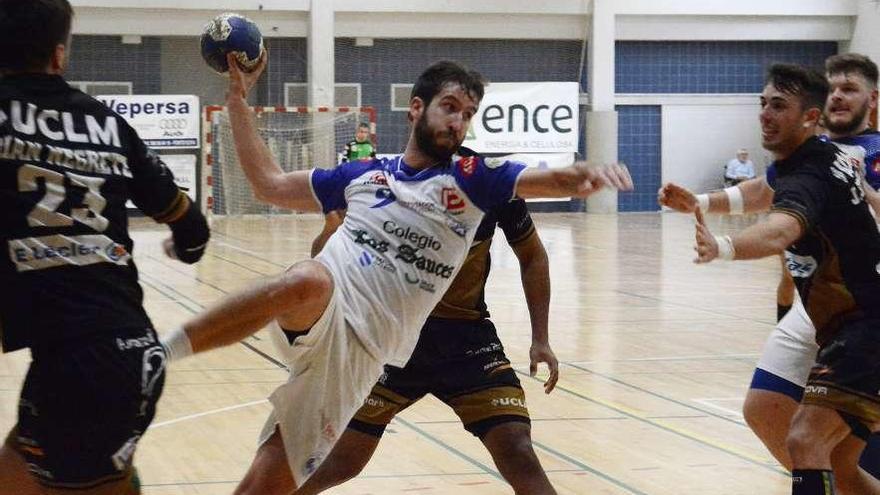 Andrés Sánchez en un tiro en el partido de la primera vuelta ante el Ciudad Real. // Gustavo Santos