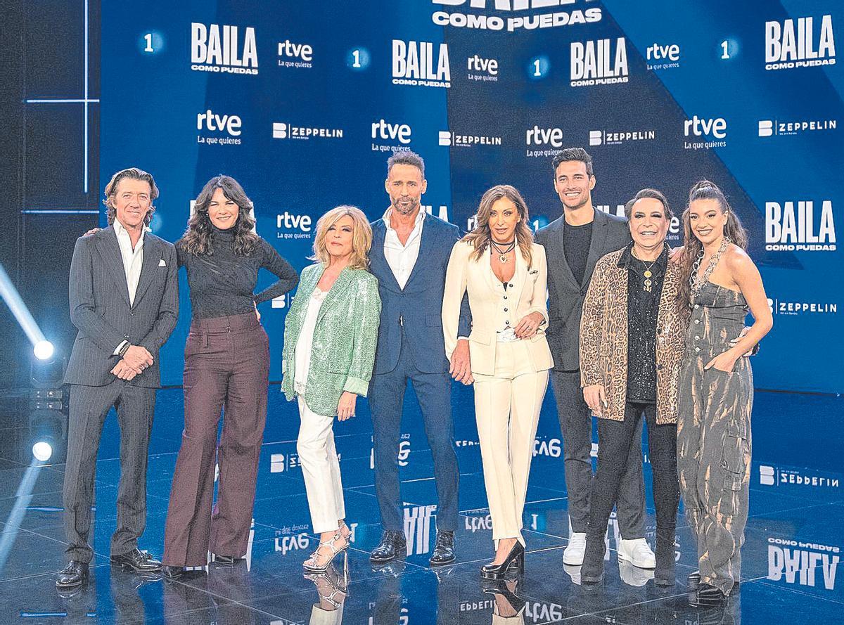 Astrain, entre Sabrina Salerno y el Maestro Joao, en el programa 'Baila como puedas'.