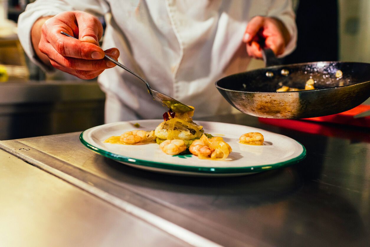 Chef terminando un plato