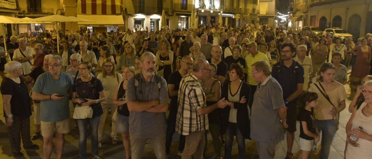 Aspecte de la plaça Major a l’acte organitzat per Òmnium, ahir al vespre | OSCAR BAYONA