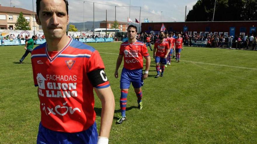 Jimmy encabeza la salida al campo de los jugadores del Ceares.