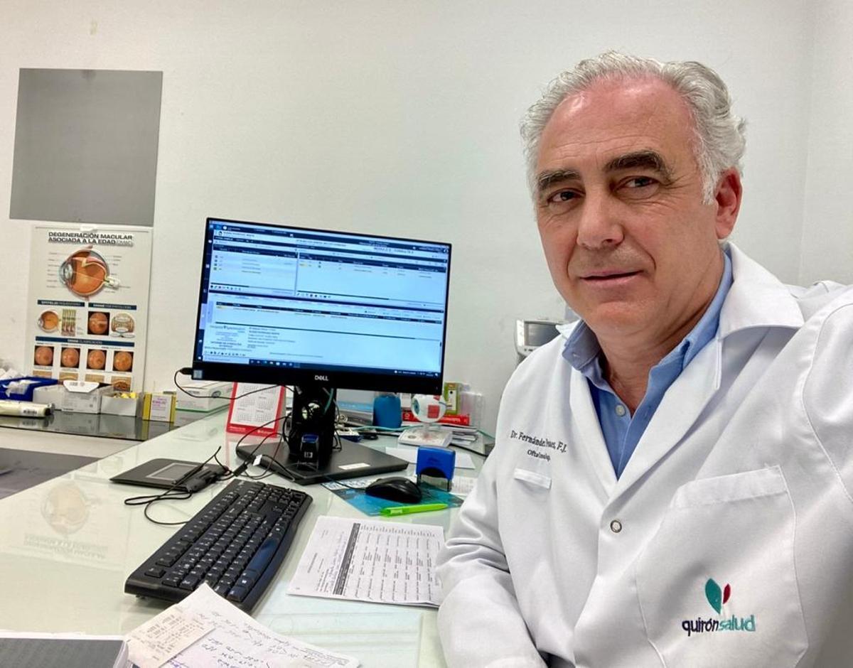 Francisco Javier Fernández Perianes, oftalmólogo del Hospital Quirónsalud Clideba de Badajoz.