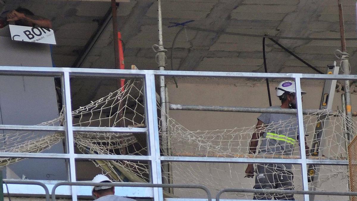 Dos trabajadores en una obra de construcción de Murcia. | ISRAEL SÁNCHEZ