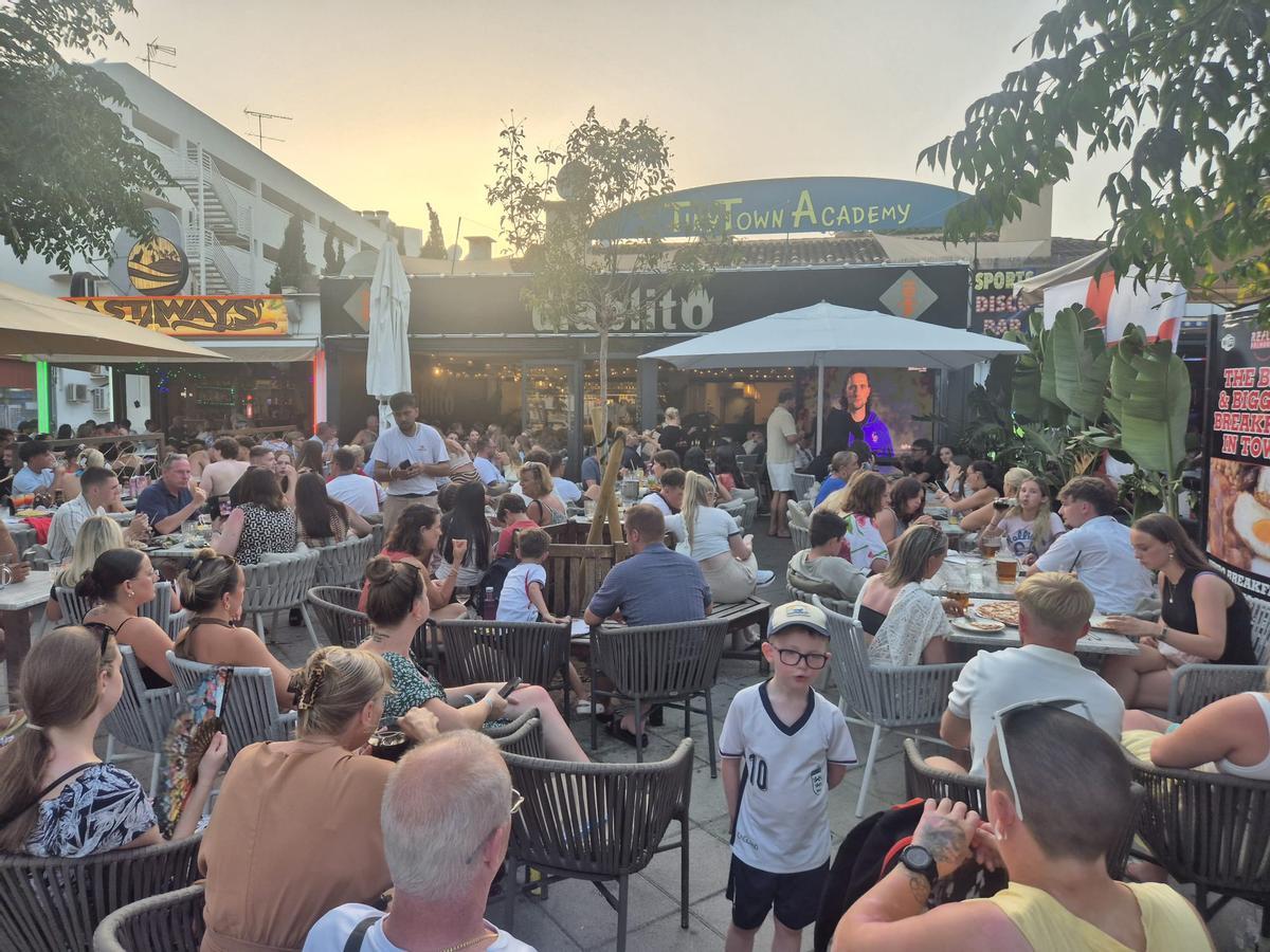Aficionados ingleses se han concentrado en la zona de Magaluf (Calvià) para disfrutar del encuentro Argentina-Inglaterra.