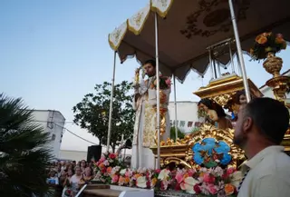 Comienza la feria de Villanueva del Duque: una multitud de vecinos recibe a la Virgen de Guía