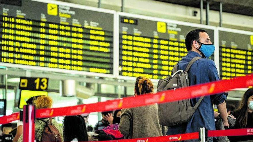 Los pasajeros hacen cola frente a los mostradores de facturación en el Aeropuerto de Tenerife Norte.