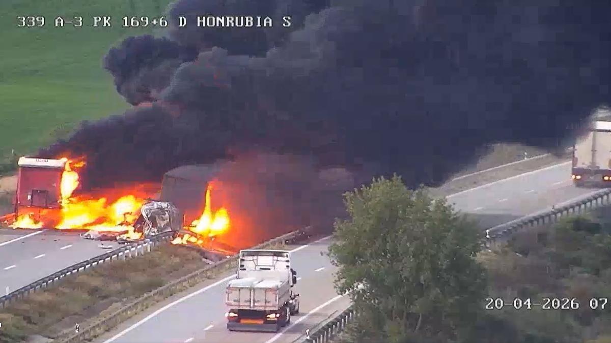 Una imagen del incendio ocasionado tras la colisión entre dos camiones en la A-3 a la altura edl municipio conquense de en Honrubia.