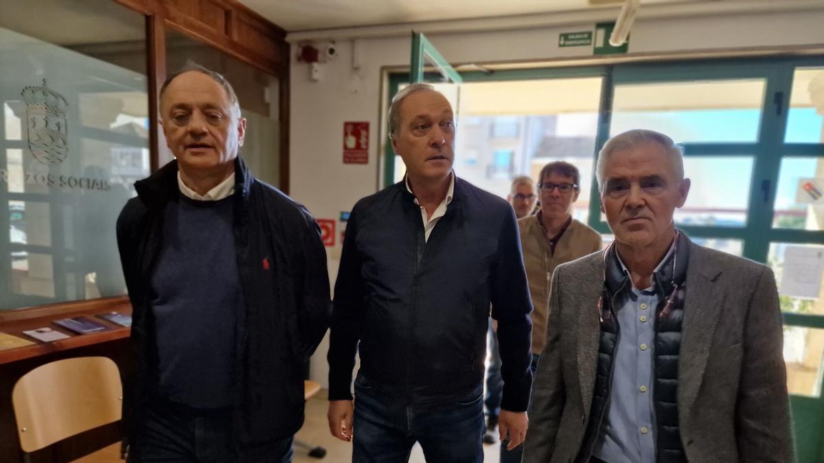 Luis Taboada (derecha) junto al delegado territorial de la Xunta, Agustín Reguera, y el popular Jesús Otero.