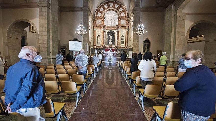 Feligresos al temple parroquial de Santa Eulàlia de Berga en la primera missa d&#039;ençà del març, ahir