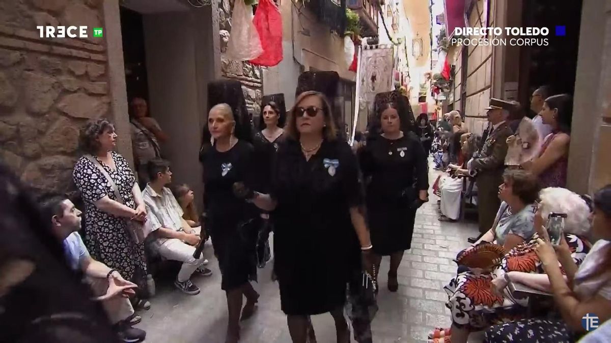Las mujeres con mantilla durante la procesión del Corpus Christi de Toledo