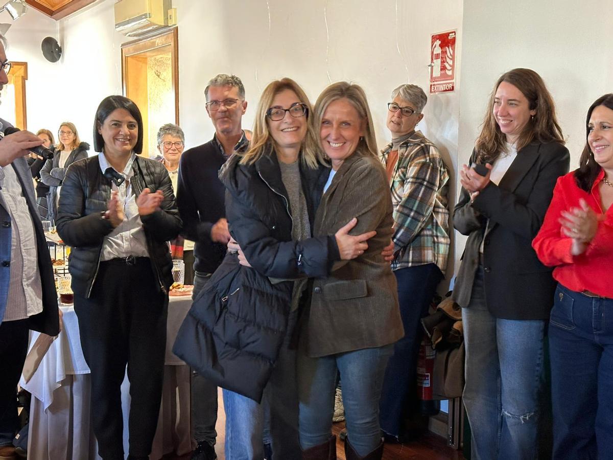 A la derecha, la portavoz municipal del PP, Oliva Agra, con María Alicia Calvo Fernández, que cumplió 25 años de trabajo en el Concello de Ames