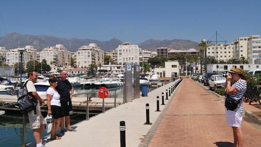 Turistas en el puerto deportivo de Marbella.