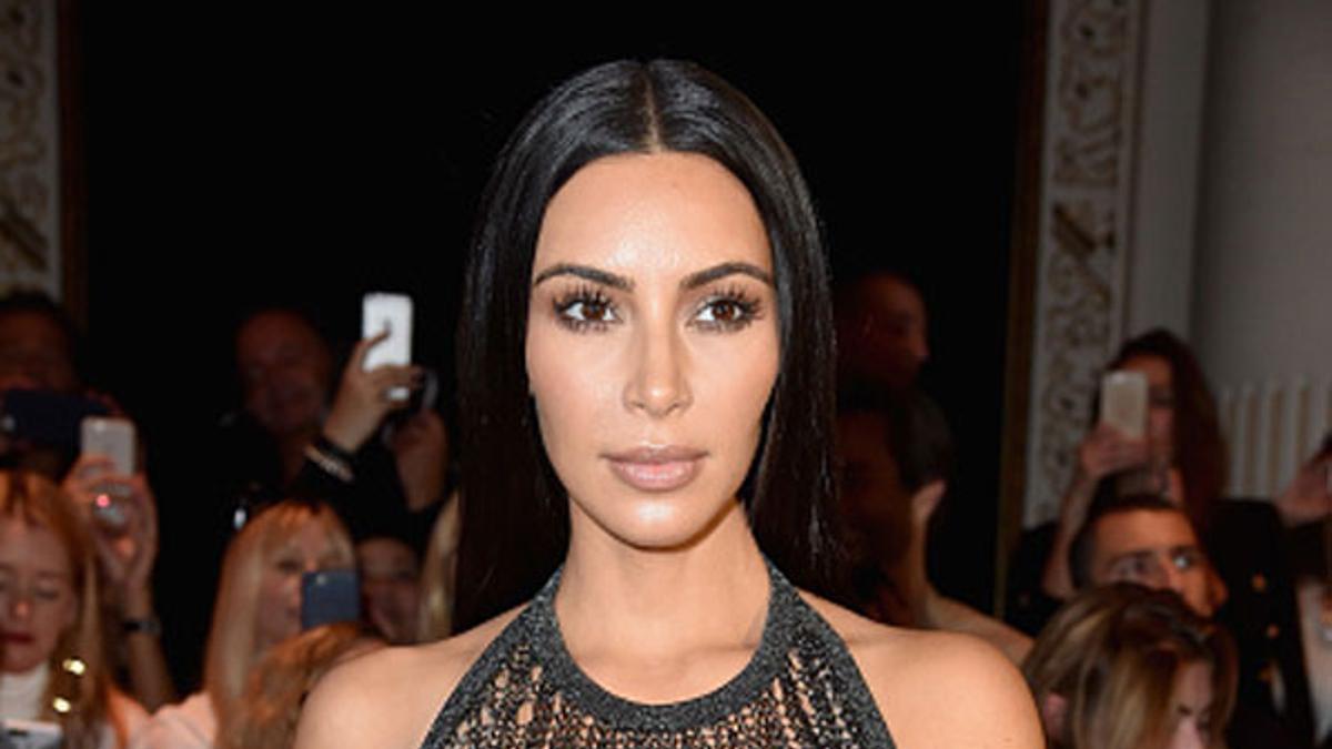 Kim Kardashian con vestido de transparencias