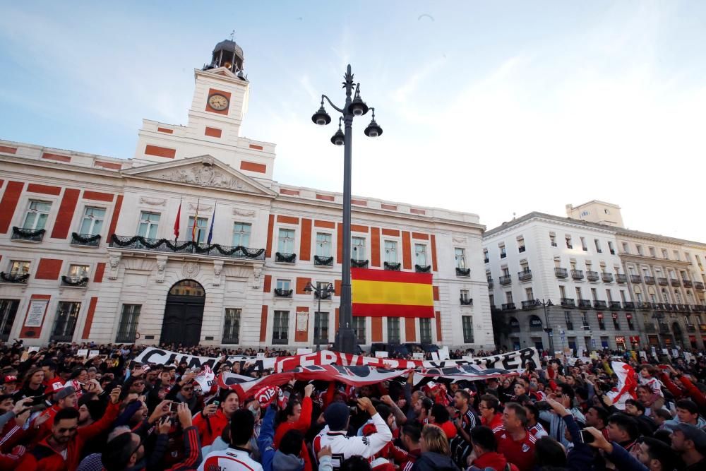 Las aficiones de River y Boca llenan Madrid