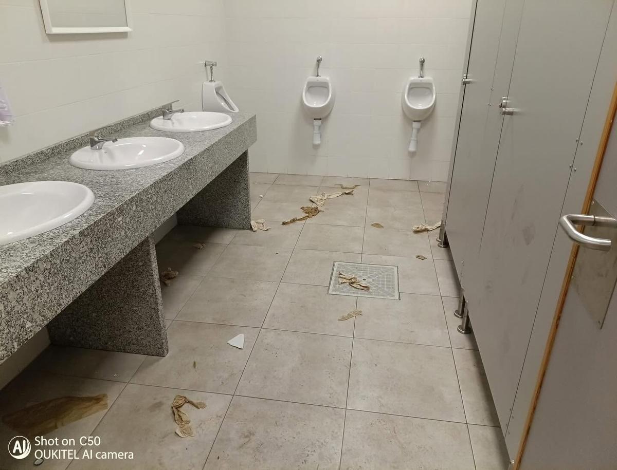 Baños del Espai Polivalent La Granaïna de Montaverner tras la fiesta de graduación.