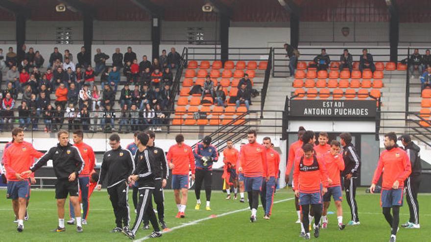 Más de 2.000 aficionados acuden a ver el entrenamiento del Valencia