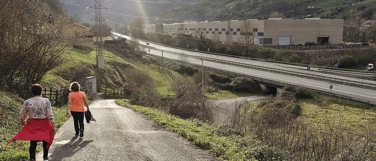 El paseo fluvial de Villallana, con el polígono al fondo. | Luisma Murias