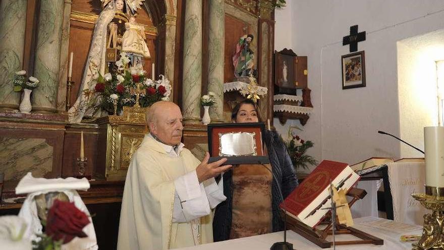 Francisco Lodeiro Vázquez muestra su placa en el Altar junto a Paula Fernández. // Bernabé/Javier Lalín