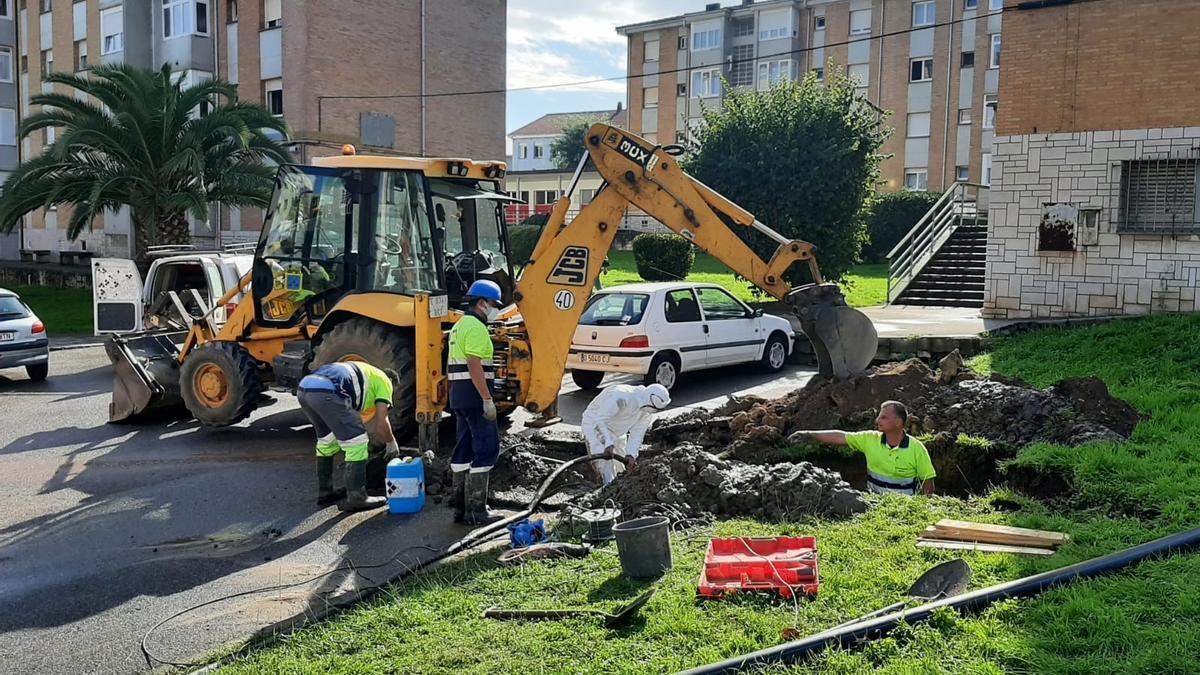 Trabajos de reparación de la tubería, en la calle Madrid de Luanco.