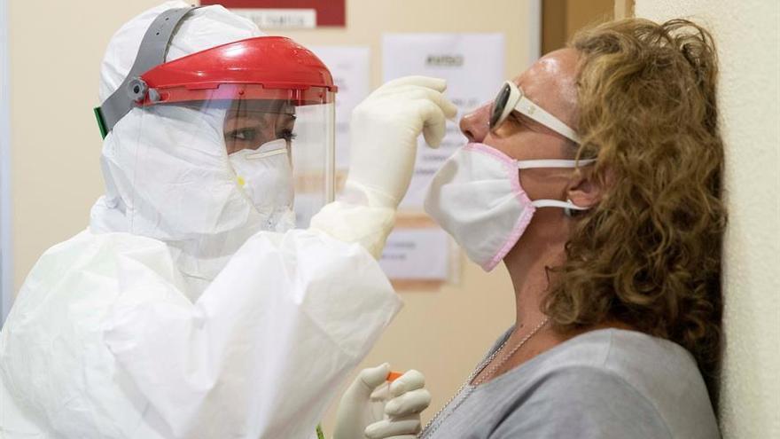 Otra víctima mortal por coronavirus, 90 positivos y dos brotes más en Extremadura