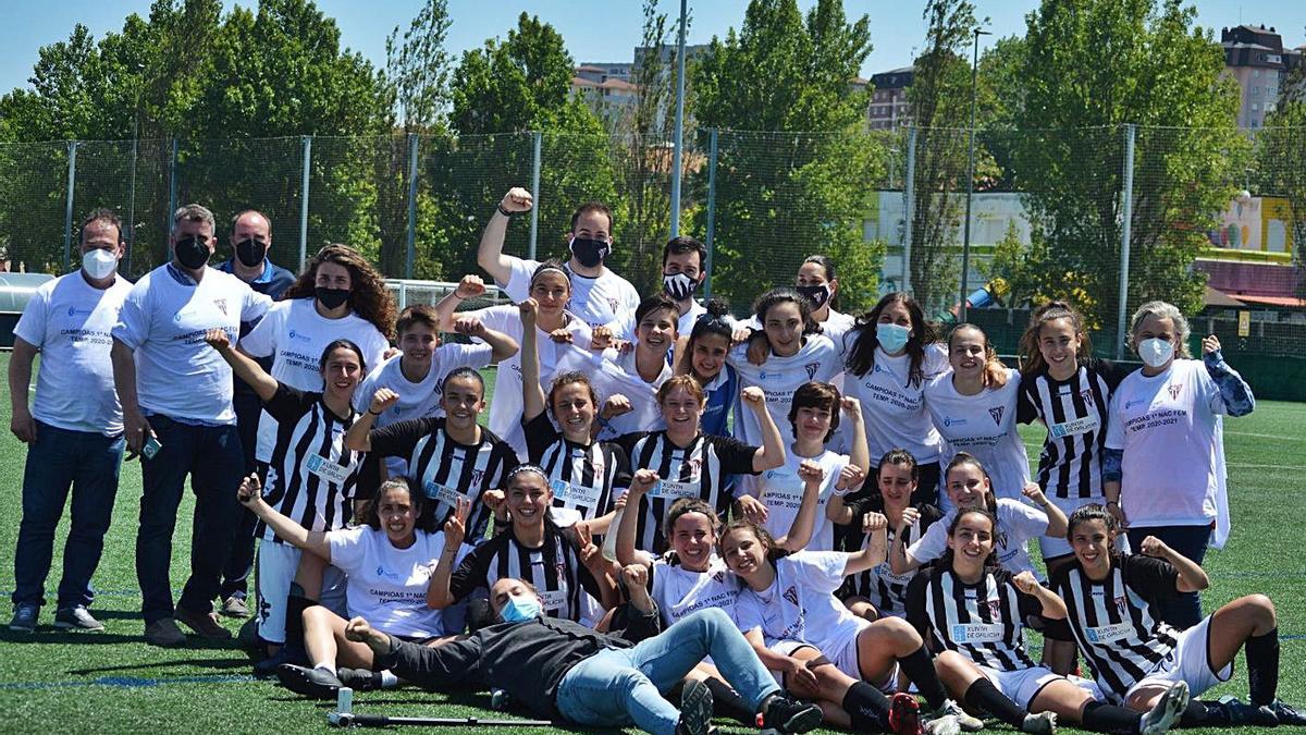 La expedición del Victoria celebra la clasificación para el ‘play off’ tras ganar ayer en Santander. |  // L. O.