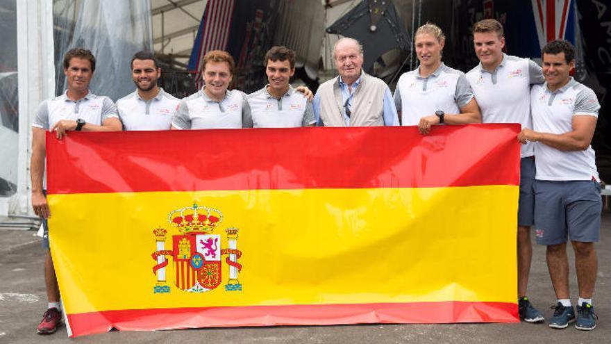 Kevin Cabrera (1º izq.) y Joel Rodríguez (1º dcha.) junto al rey Juan Carlos I.