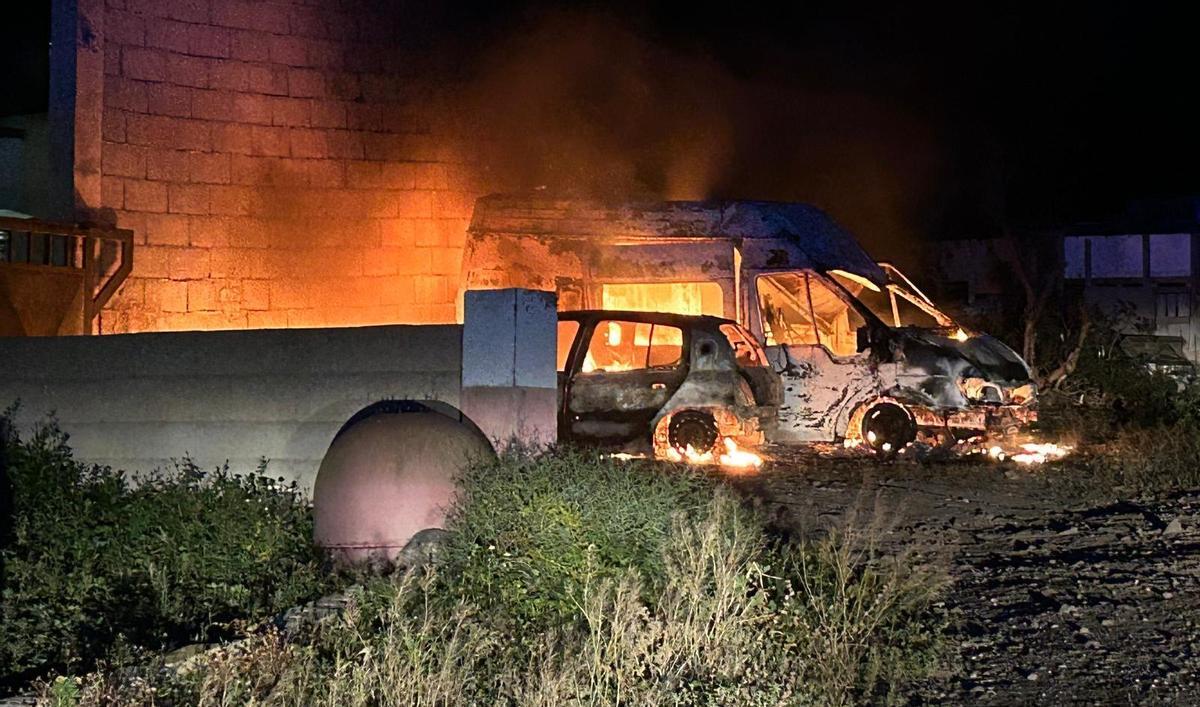 Incendio de dos vehículos junto a un corral con camellos en la noche del pasado domingo en el Valle de Uga, en el municipio de Yaiza, en Lanzarote