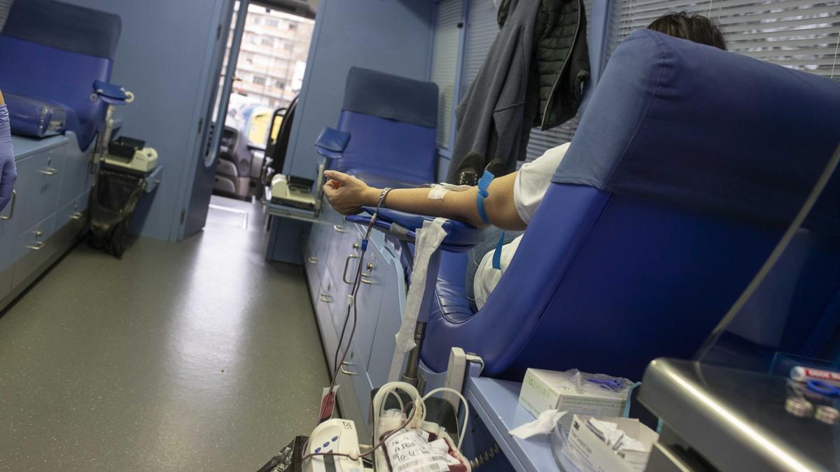 Una persona dona sangre.