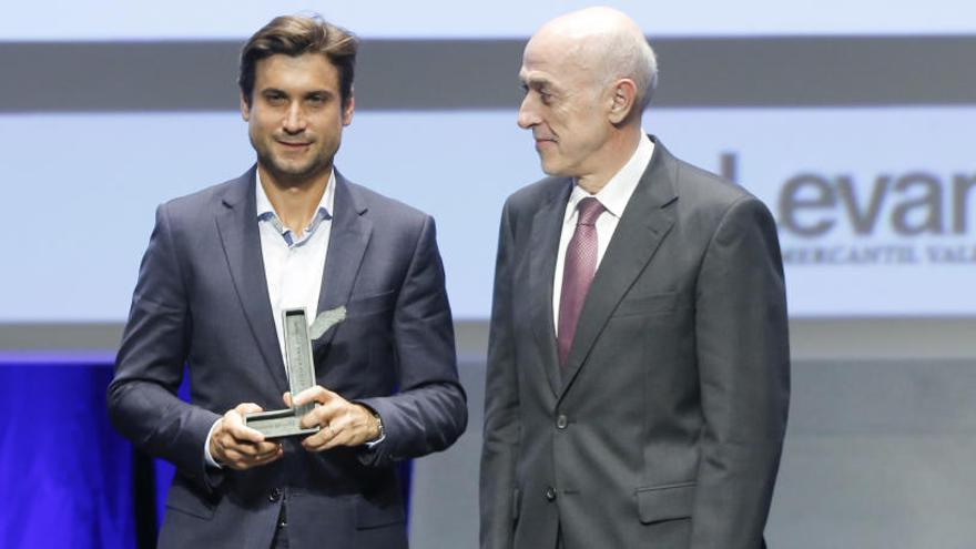 El Consejero Delegado de Prensa Ibérica en la C. Valenciana, Juan Antonio López Ruiz de Zuazo, entrega el galardón a David Ferrer.