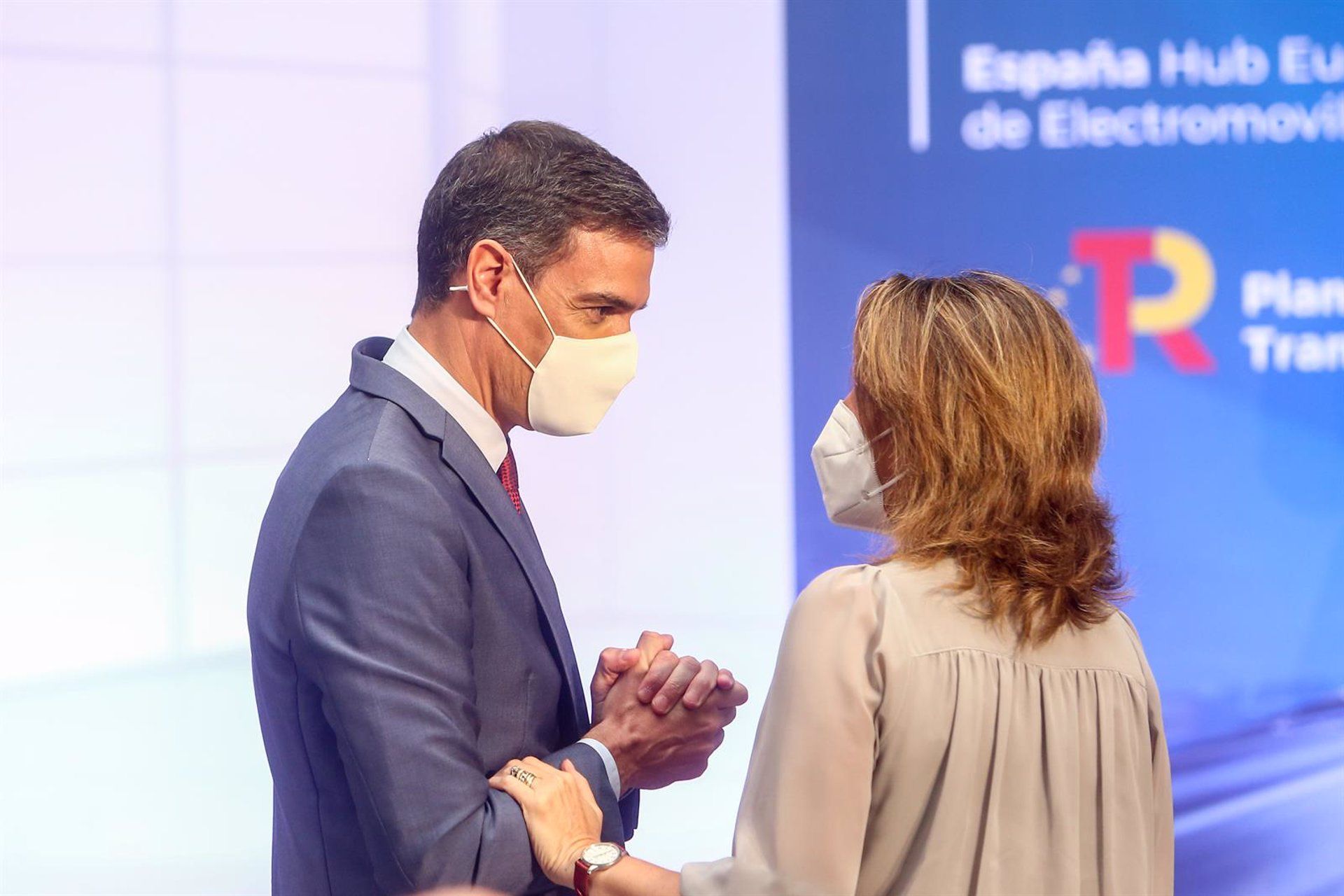 El presidente del Gobierno, Pedro Sánchez, y la vicepresidenta tercera y ministra para la Transición Ecológica y el Reto Demográfico, Teresa Ribera.