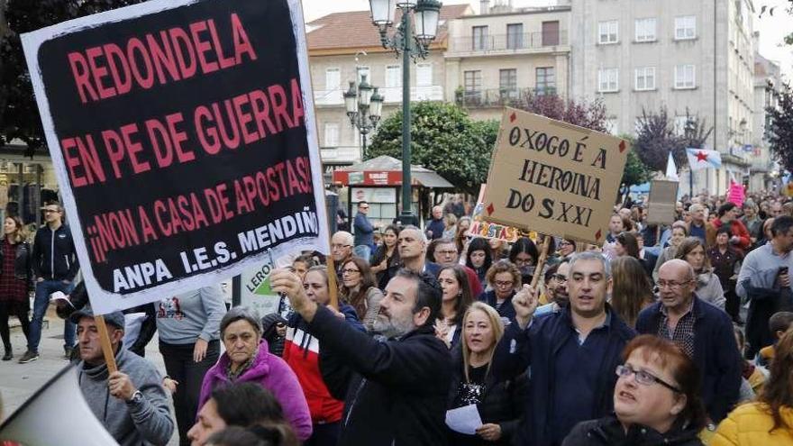 Los vecinos de Redondela durante la masiva manifestación contra la casa de apuestas. // Alba Villar