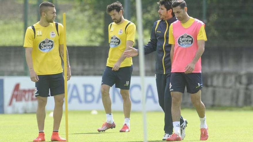 Víctor Sánchez da instrucciones a Fariña y José Rodríguez durante el entrenamiento de ayer en presencia de Toché.